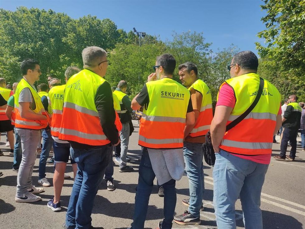 Trabajadores de la línea de Sekurit, de Saint Gobain. Planta de Saint Gobain. Sindicatos.