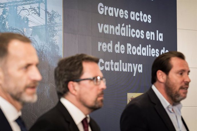 (I-D) El presidente de Adif, Ángel Contreras Marín; el presidente de Renfe, Raül Blanco, y el ministro de Transportes y Movilidad Sostenible, Óscar Puente, durante la rueda de prensa para abordar la situación generada por los graves actos vandálicos sufri