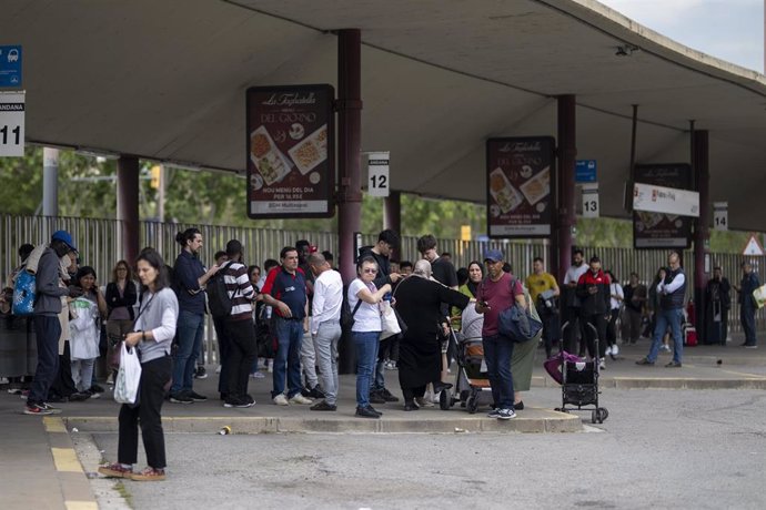 Varias personas en la estación de autobuses 'Fabra i Puig' por la avería de Rodalies.