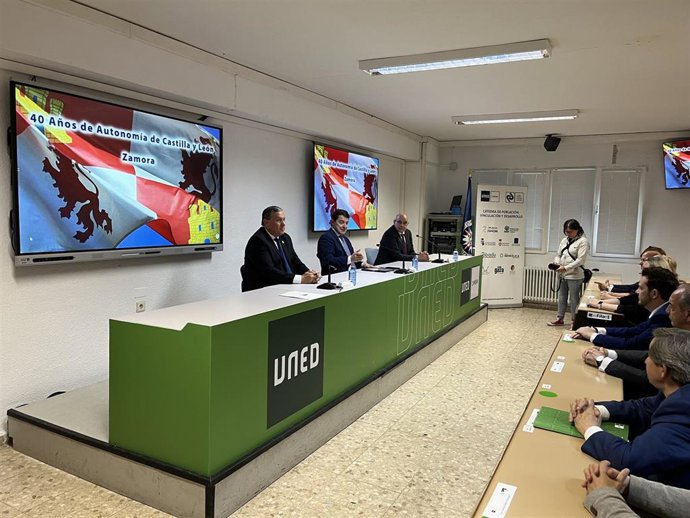 Javier Faúndez, presidente de la Diputación de Zamora; Alfonso Fernández Mañueco, presidente de la Junta de Castilla y León; y Antonio Rodríguez, director de la UNED de Zamora, durante la inauguración del curso