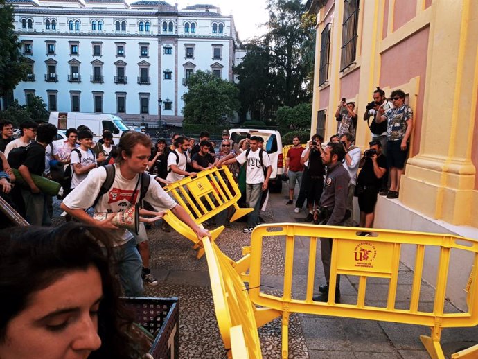 Los estudiantes en el entorno del rectorado durante la asamblea