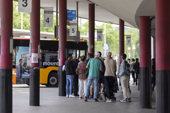 Diverses persones en l'estació d'autobusos 'Fabra i Puig' per l'avaria de Rodalies