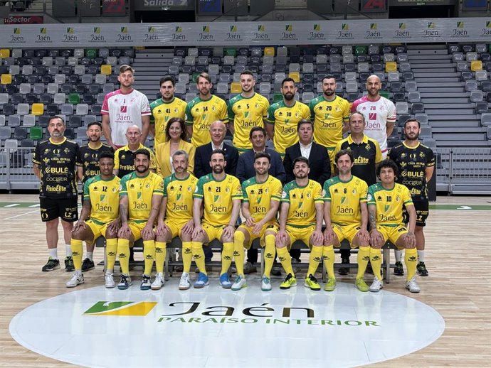 Foto oficial del Jaén Paraíso Interior FS, con el presidente de la Diputación, Francisco Reyes.