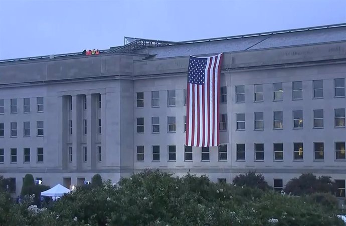 Archivo - Bandera de Estados Unidos en la sede del Pentágono