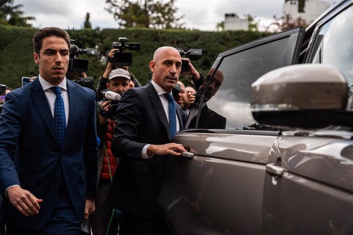 El expresidente de la RFEF Luis Rubiales sube a un vehículo tras declarar en calidad de imputado en el Juzgado de Primera Instancia e Instrucción Número 4 de Majadahonda