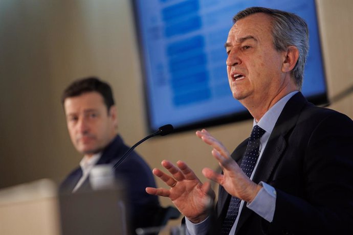 El CEO de Banco Sabadell, César González-Bueno (d), durante una rueda de prensa de presentación de los resultados de Banco Sabadell correspondientes al primer trimestre de 2024, a 25 de abril de 2024, en Madrid (España).