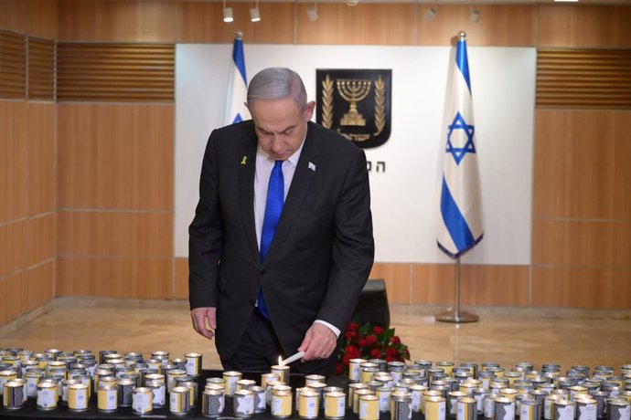 HANDOUT - 06 May 2024, Israel, Jerusalem: Israeli Prime Minister Benjamin Netanyahu lights a candle during a ceremony marking the Holocaust Remembrance Day at the Knesset. Photo: Amos Ben-Gershom/GPO/dpa - ATTENTION: editorial use only and only if the cre