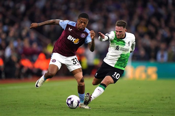 Leon Bailey y Alexis Mac Allister en el Aston Villa-Liverpool