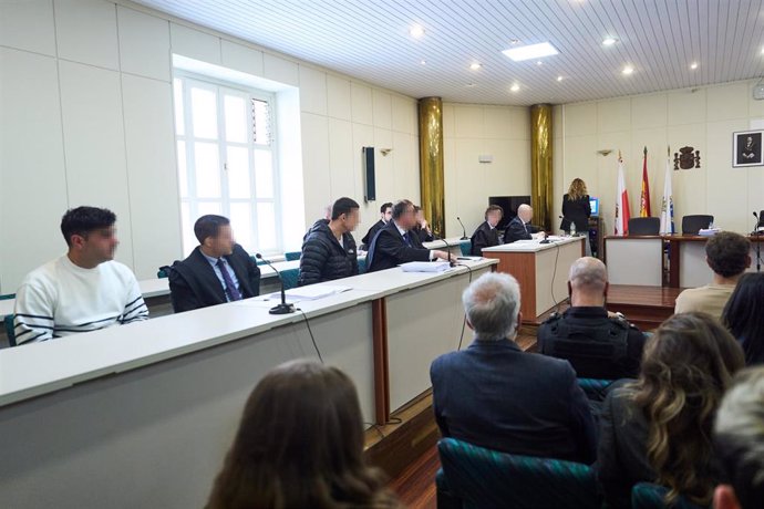 Los acusados (1i) y (3i) durante el juicio por el accidente mortal de Castelar, en la Audiencia Provincial de Cantabria, a 6 de mayo de 2024, en Santander, Cantabria (España) 