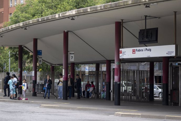 Diverses persones a l'estació d'autobusos 'Fabra i Puig' per l'avaria de Rodalies, a 12 de maig de 2024, a Barcelona, Catalunya (Espanya)