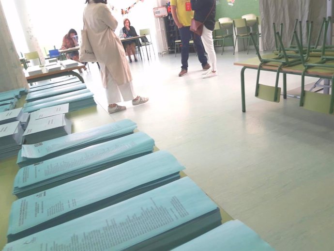 Archivo - Papeletes elecciones europeas. Domingo 26 de mayo de 2019. Votación. Colegio CEIP Cruceiro de Canido de Ferrol (A Coruña). Jornada electoral.