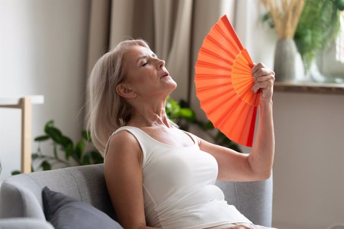 Archivo - Mujer abanicándose por el calor.