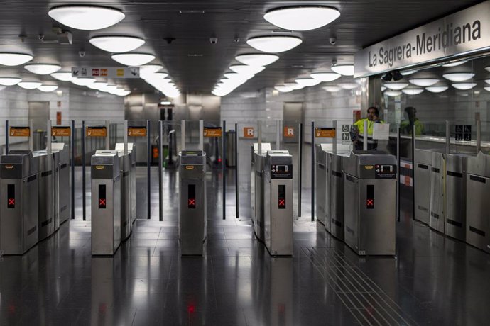 La estación de Renfe y Metro 'La Sagrera' cerrada, a 12 de mayo de 2024, en Barcelona, Catalunya (España). Un robo de cobre ha provocado una avería generalizada en todas las líneas del servicio ferroviario de Rodalies en la ciudad de Barcelona, por una so