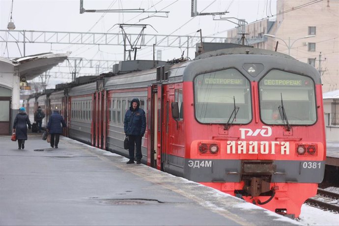 Archivo - Un tren en la estación de Finliandski, en San Petersburgo, Rusia (archivo)