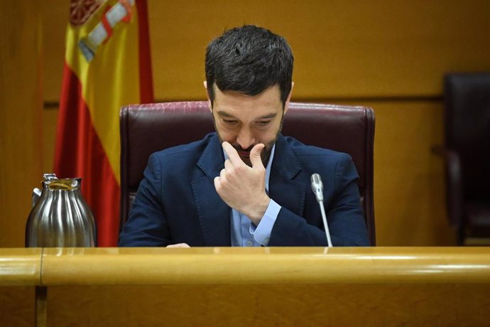 El ministro de Derechos Sociales, Consumo y Agenda 2030, Pablo Bustinduy, comparece en la Comisión de Derechos Sociales, Consumo y Agenda 2030, en el Senado, a 9 de mayo de 2024, en Madrid (España). Durante la comparecencia, el ministro ha informado sobre