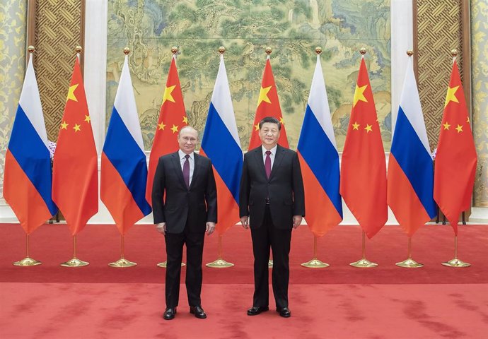 Archivo - Fotografía de archivo de la reunión celebrada en febrero de 2022 en la capital de China, Pekín, entre el presidente chino, Xi Jinping (d), y el presidente de Rusia, Vladimir Putin (i)