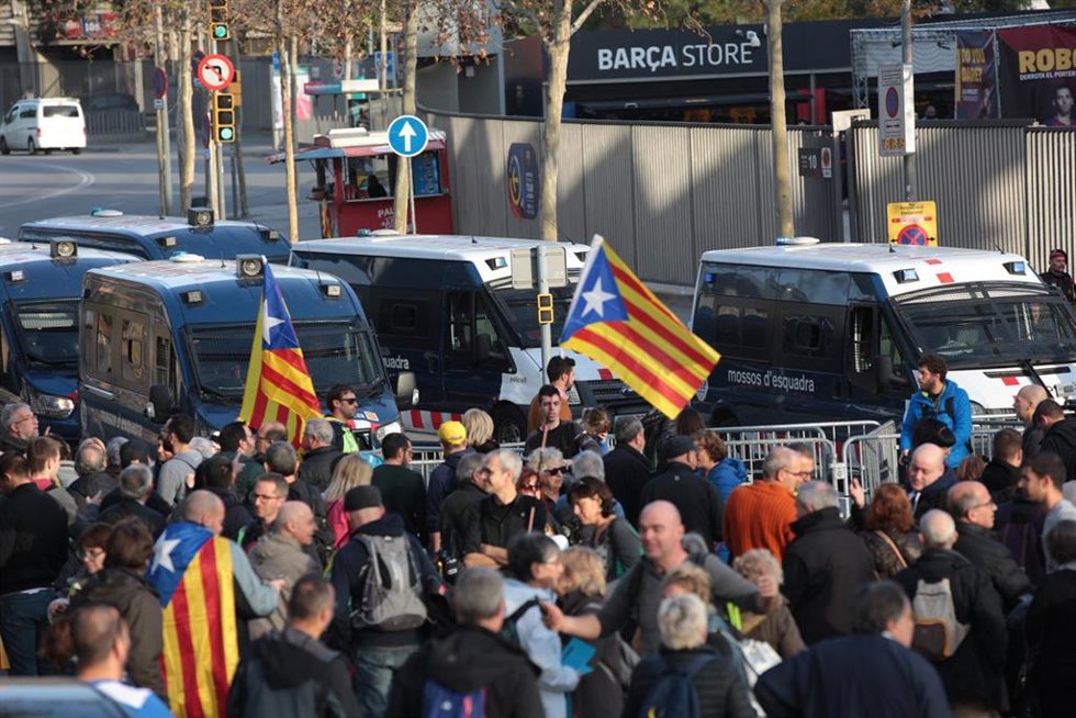 Archivo - Manifestantes se concentran en los entornos del Camp Nou en la protesta de Tsunami Democrtic