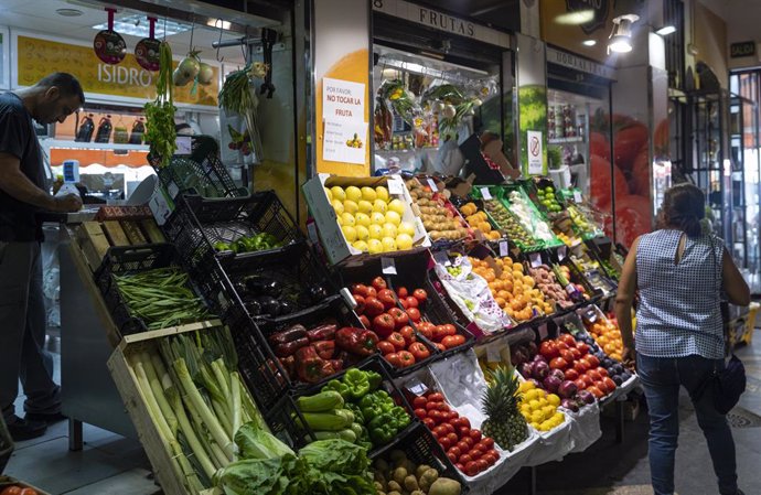 Archivo - Puesto de frutas y verduras en un mercado de abastos de Sevilla