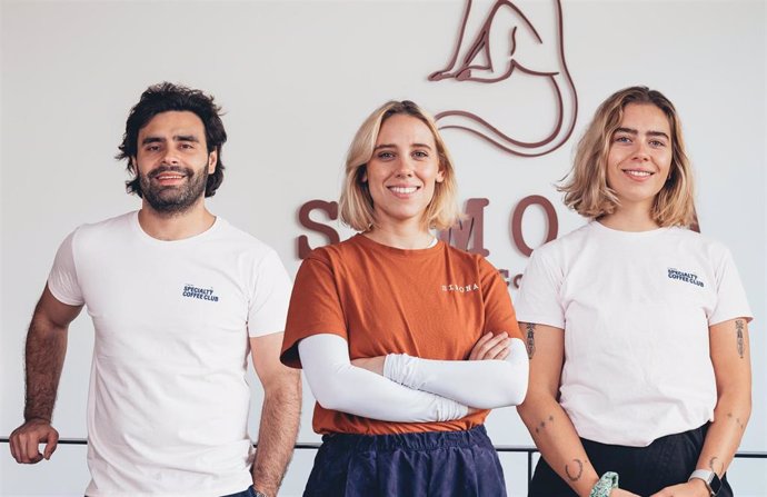 Emprendedores que han creado el espacio gastronómico Simona en San Sebastián con financiación de MicroBank y el BEI.