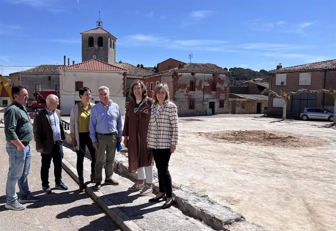 Armisén y los dos diputados junto al alcalde de Tabanera y la alcaldesa de Villahán.