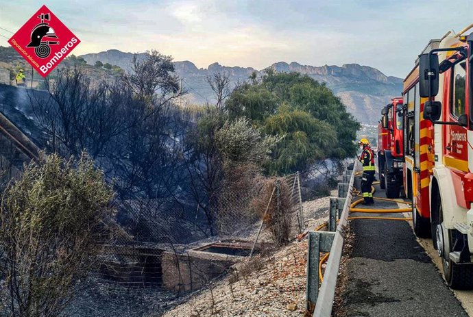 Extinguen un incendio de vegetación cercano a chalets en la AP-7 en Altea (Alicante)
