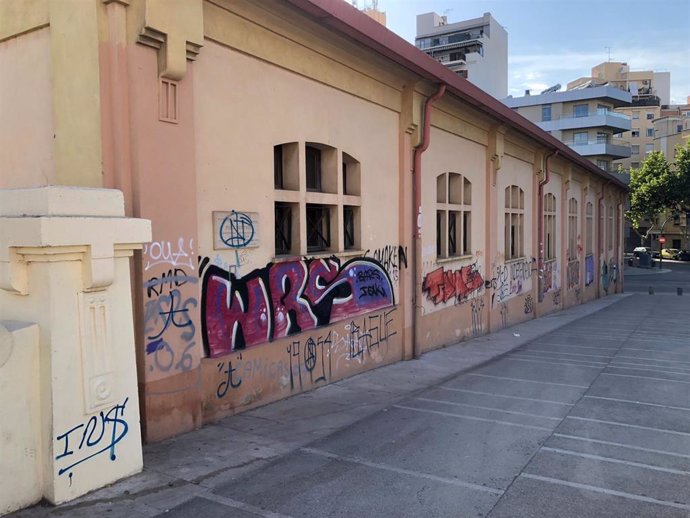 Pintadas vandálicas que se encuentran en la sede de la Dirección General de Movilidad, al lado de Pont des Tren, motivo por el que ARCA pide su limpieza.