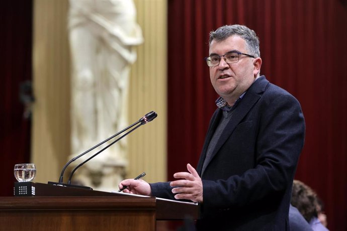 Archivo - El Conseller de Agricultura, Pesca i Medi Natural, Joan Simonet, durante una sesión plenaria en el Parlament balear.