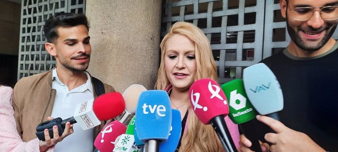 La abogada de la hermana y la madre de Manuela Chavero, Verónica Guerrero, atiende a los medios a su llegada al juicio