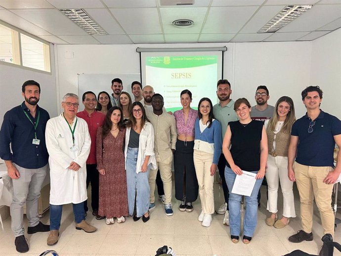 Foto de familia de la VII edición del curso nacional de formación  de Cirugía de Urgencias para médicos residentes en el Hospital Clínico de Málaga