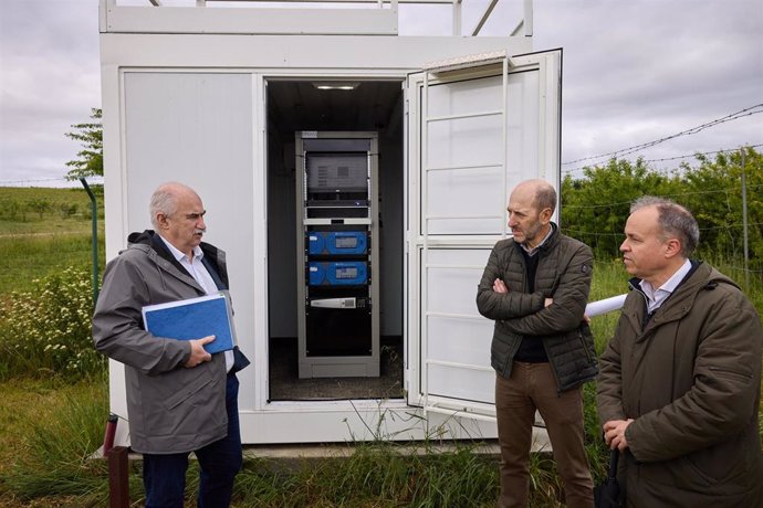 El consejero de Desarrollo Rural y Medio Ambiente, José Mari Aierdi, junto al jefe de sección de calidad de aire y cambio climático, Javier Vera, y el vicerrector de investigación de la UPNA, Patxi Arregui