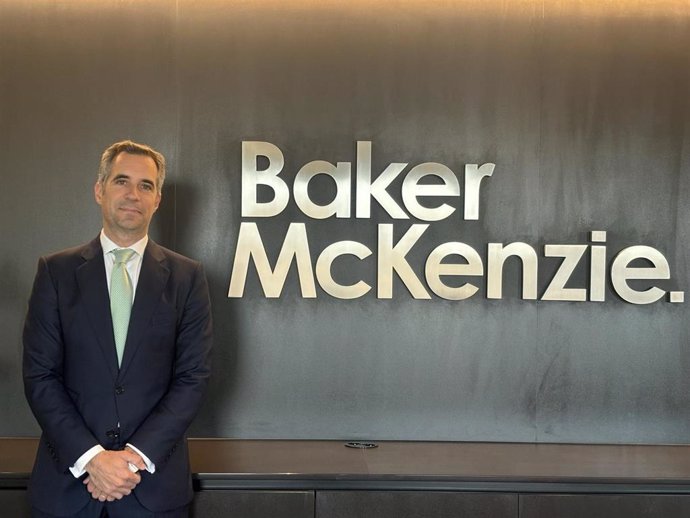 El despacho Baker McKenzie incorpora a Juan Gelabert como socio responsable de banca y finanzas.