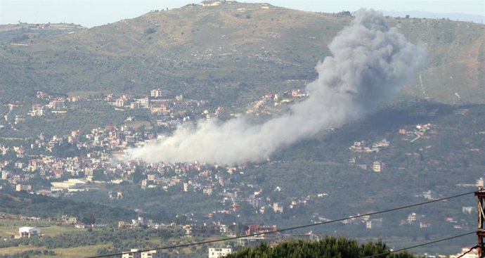 Columna de humo tras un bombardeo del Ejército de Israel contra la localidad de Kafarkila, en el sur de Líbano (archivo)