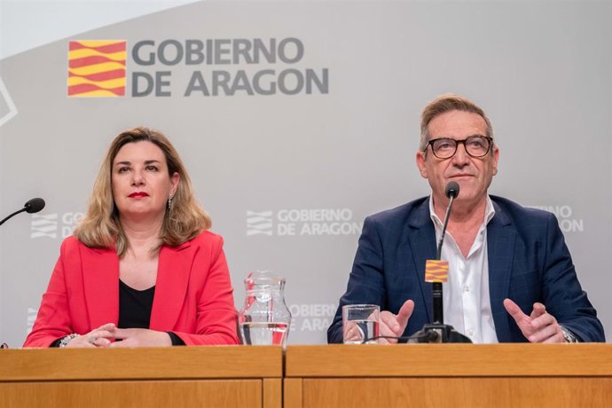 La consejera de Educación, Ciencia y Universidades del Gobierno de Aragón, Claudia Pérez Forniés, y el director general de Planificación, Centros y Formación Profesional, Luis Mallada.