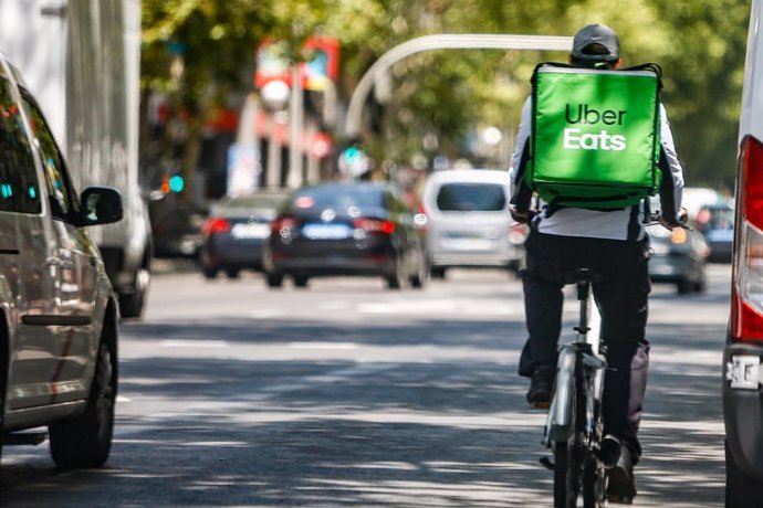 Archivo - Un 'rider' de la compañía Uber Eats, circula con su bicicleta por una calle de Madrid.