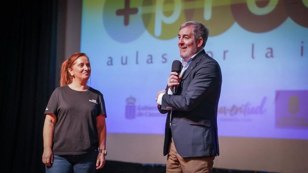 El presidente de Canarias, Fernando Clavijo, interviene en el acto de clausura del proyecto + pro quo, una intervención socioeducativa que este año se ha desarrollado en 18 institutos de las islas
