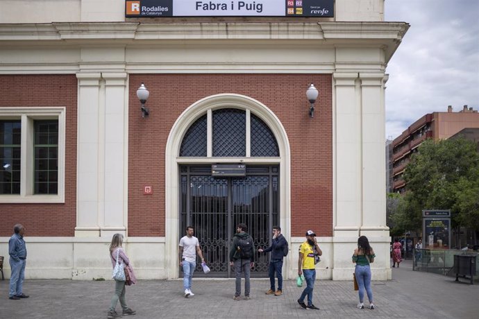 Varias personas en la estación de Renfe y Metro 'Fabra i Puig', a 12 de mayo de 2024, en Barcelona, Catalunya (España). 