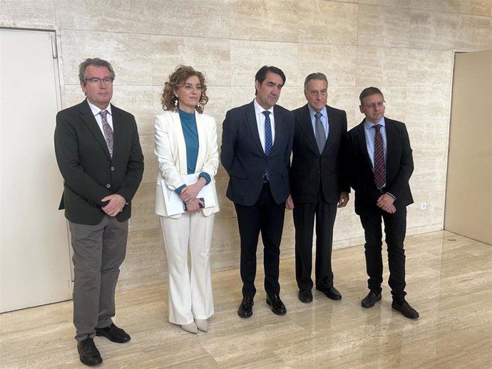 El consejero de Medio Ambiente, Vivienda y Ordenación del Territorio, Juan Carlos Suárez-Quiñones (en el centro), junto al presidente del Consejo de Cámaras de la Propiedad, Ángel Merino, y la directora general de Vivienda, María Pardo.