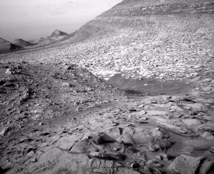 Imagen tomada por el rover Curiosity de la NASA de un terreno accidentado de Marte.