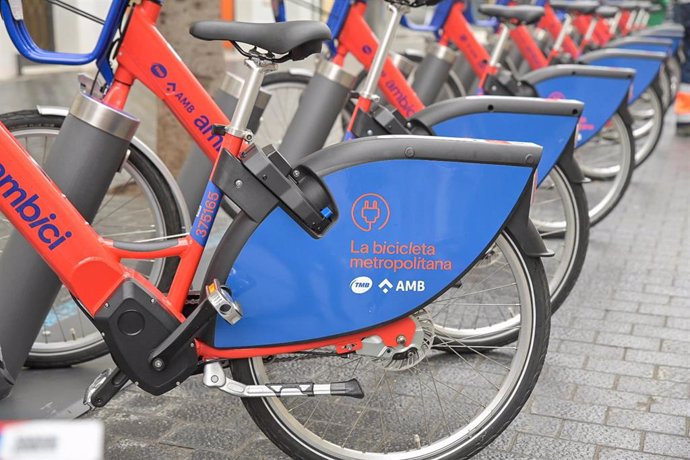 Archivo - Bicicletas de AMBici aparcadas en una estación