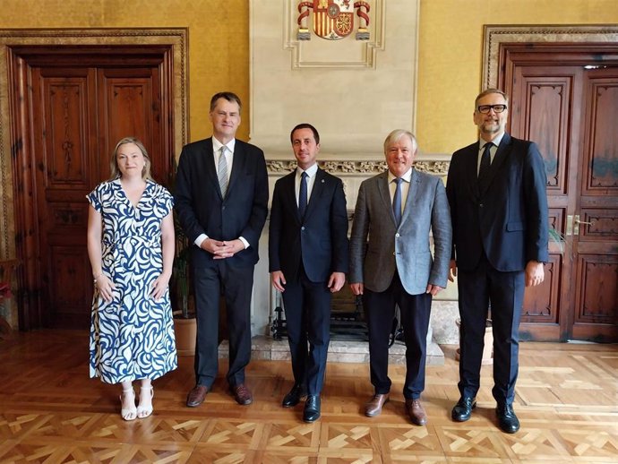 Un equipo diplomático del Reino Unido encabezado por el embajador, Hugh Elliott, se reúne con el presidente del Consell de Mallorca, Llorenç Galmés.