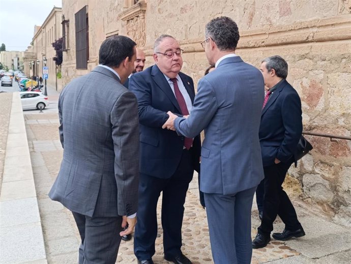 El consejero de Sanidad, Alejandro Vázquez, a su llegada al curso y a la presentación de la plataforma del IBSAL