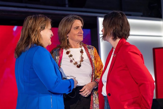 La vicepresidenta tercera y cabeza de lista a las europeas, Teresa Ribera, junto con la 'número dos', Iratxe García, y la exministra Leire Pajín que concurre como número ocho.