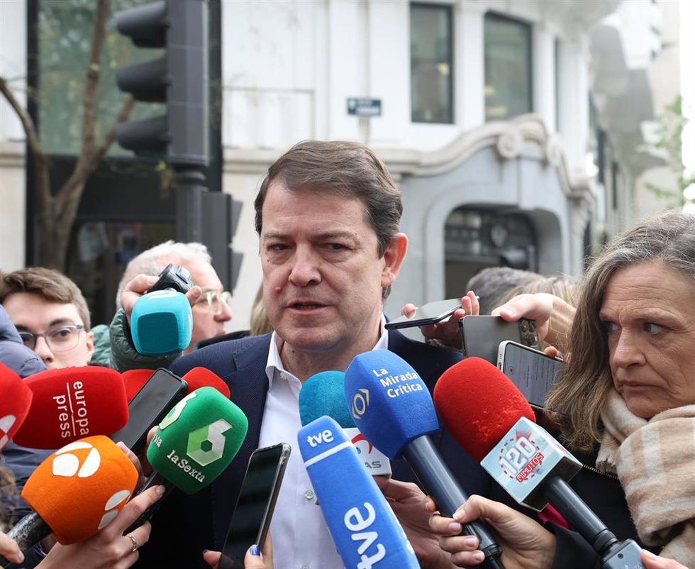 Archivo - El presidente de la Junta de Castilla y León, Alfonso Fernández Mañueco, ofrece declaraciones tras la reunión de la Junta Directiva Nacional del PP, en la sede del PP en la calle Génova, a 2 de abril de 2024, en Madrid (España). Durante el enc