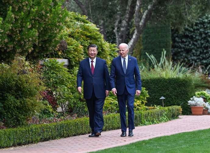 Archivo - El presidente chino, Xi Jinping, y el presidente estadounidense, Joe Biden, dan un paseo tras su reunión en California, EEUU