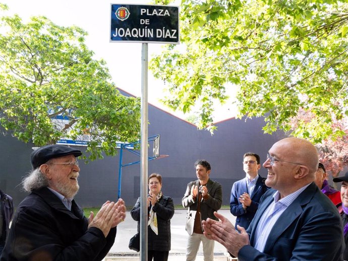 El músico y folclorista Joaquín Diaz y el alcalde de Valladolid, Jesús Julio Carnero, junto a la placa de la plaza situada entre las calles Tórtola y Pelícano.