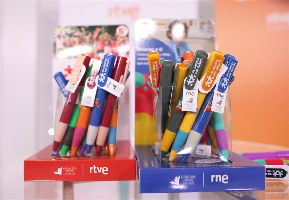 Archivo - Varios bolígrafos expuestos en la presentación de la XXIII edición de la campaña Un juguete, una ilusión, a 28 de noviembre de 2022, en Madrid (España). Un juguete, una ilusión garantiza el derecho del niño al juego con el reparto de jugue