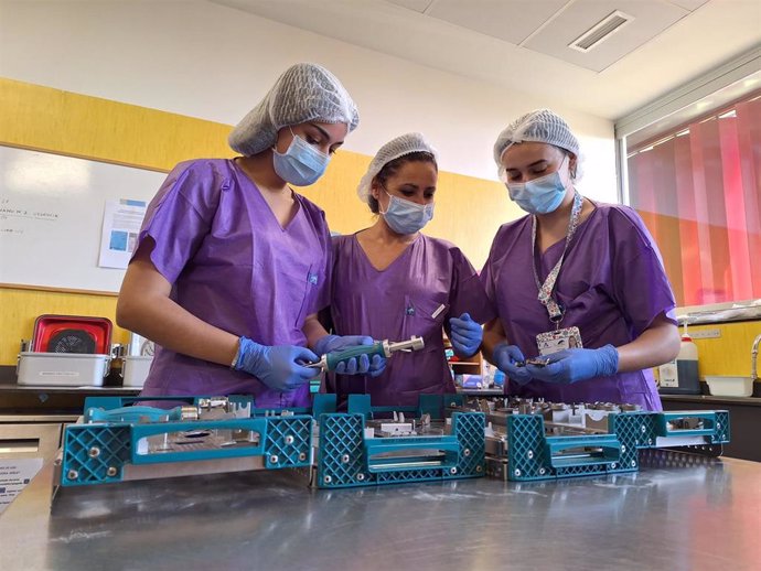 Alumnos de distintos cursos del Grado de Enfermería de la Universidad de Huelva realizan sus prácticas en el Hospital Infanta Elena de la capital.