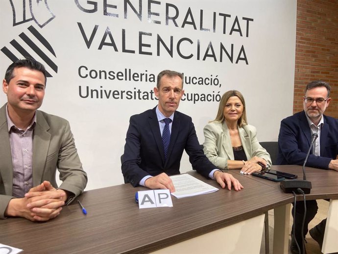 La Conselleria de Educación, Universidades y Empleo ha procedido este martes al sorteo de las iniciales del primer y segundo apellido que, en caso de empate en la baremación del proceso de admisión para el próximo curso 2024-2025, resolverán estos casos.