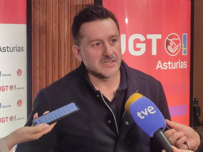 El secretario general de UGT Asturias, Javier Fernández Lanero,  atiende a los medios con motivo del VI Comité de UGT Asturias