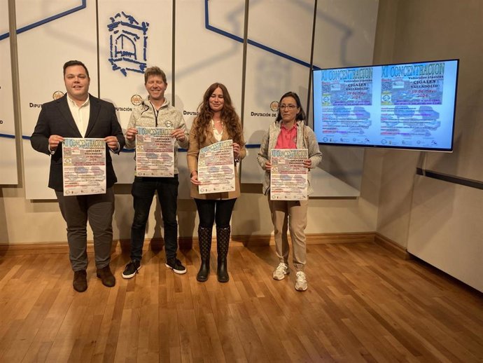 Jaime Rodríguez (i), Antonio Gil, Yolanda Burgoa y Esmeralda Fincias posan con el cartel de la concentración.